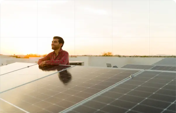Cliente satisfecho delante de sus nuevos paneles solares